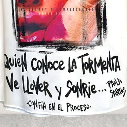 Camisa de popelina blanca pintada a mano – “Confía"