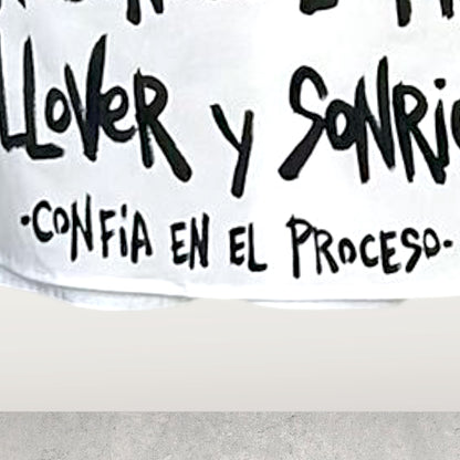 Camisa de popelina blanca pintada a mano – “Confía"