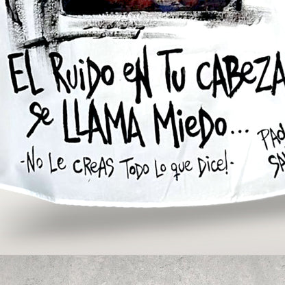 Camisa de popelina blanca pintada a mano – “El ruido en tu cabeza”