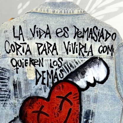 Campera intervenida “Amour” – Denim artístico pintado a mano