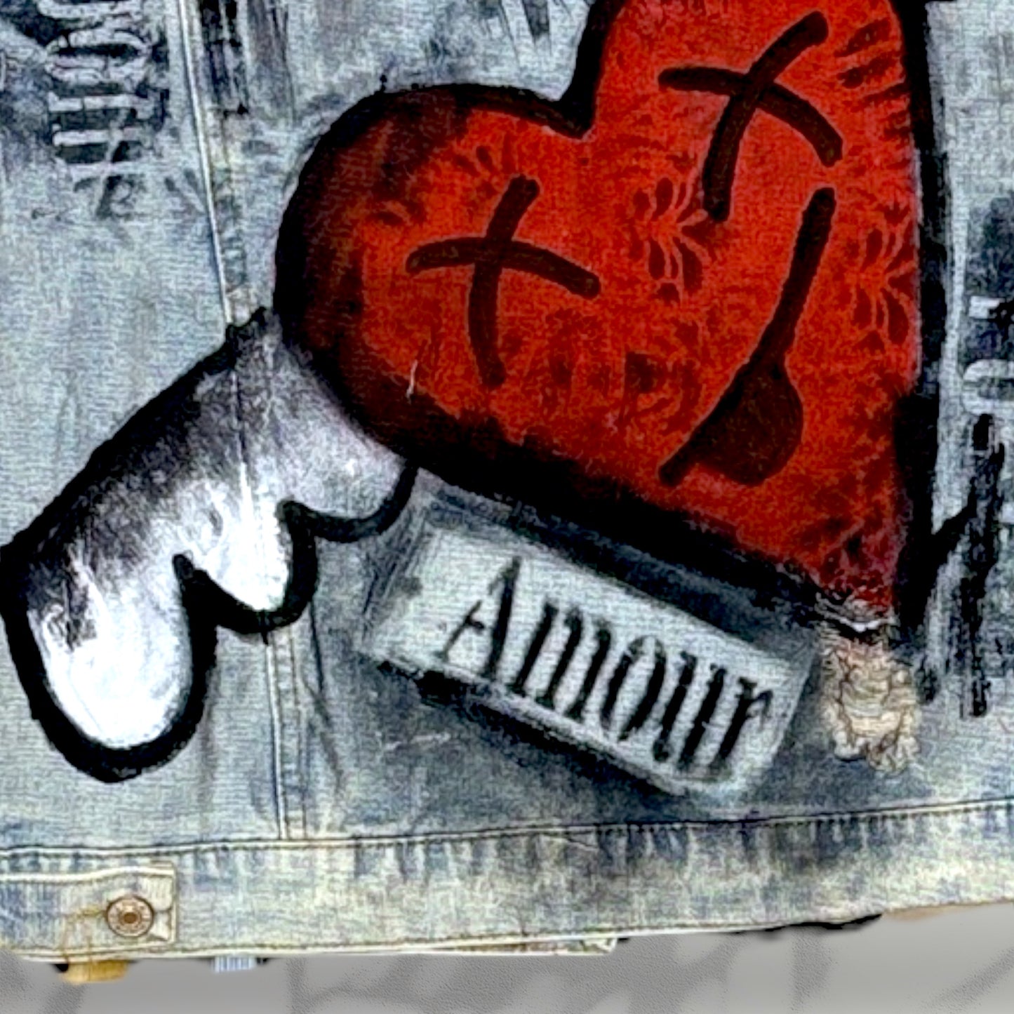 Campera intervenida “Amour” – Denim artístico pintado a mano
