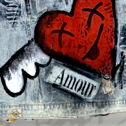 Campera intervenida “Amour” – Denim artístico pintado a mano