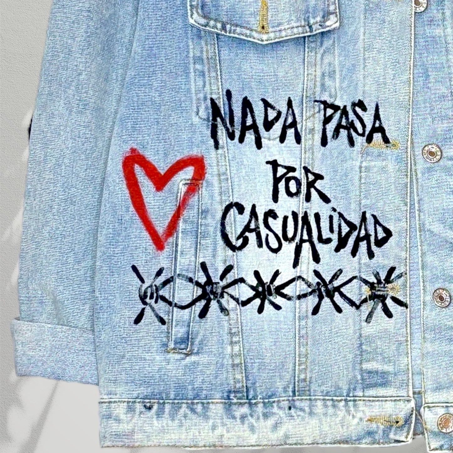 Campera intervenida “Amour” – Denim artístico pintado a mano