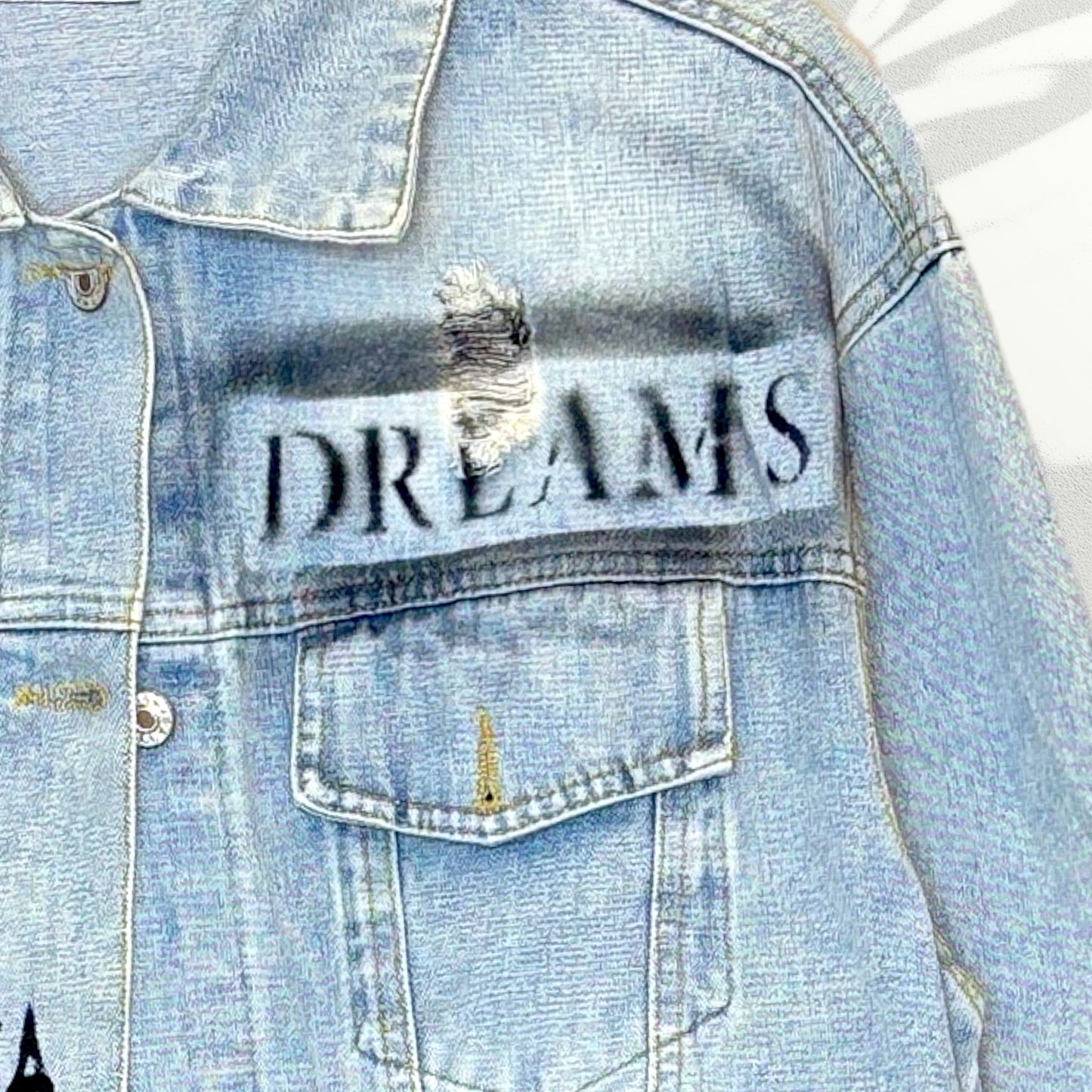 Campera intervenida “Amour” – Denim artístico pintado a mano