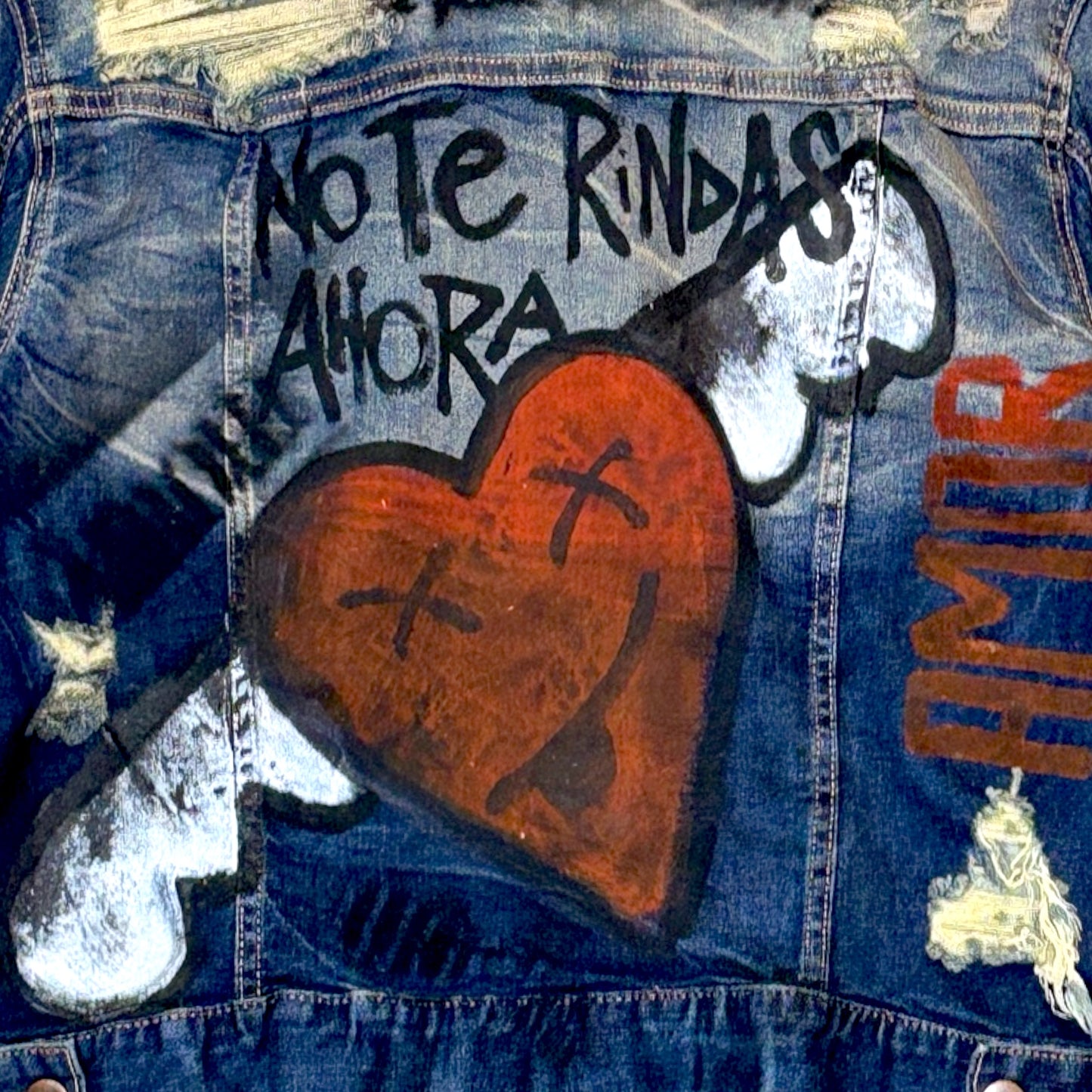 Campera intervenida “No te rindas ahora” – Paola Santos