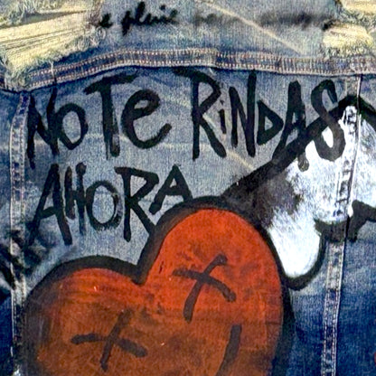 Campera intervenida “No te rindas ahora” – Paola Santos