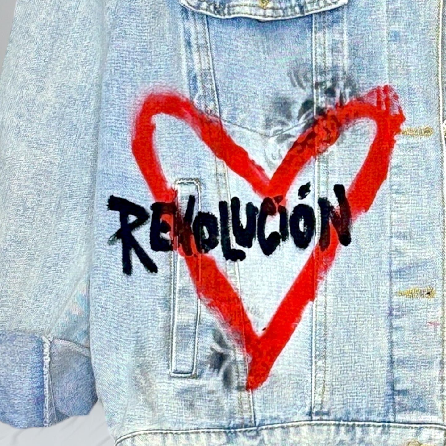 Campera intervenida “La vida es demasiado corta” – Paola Santos