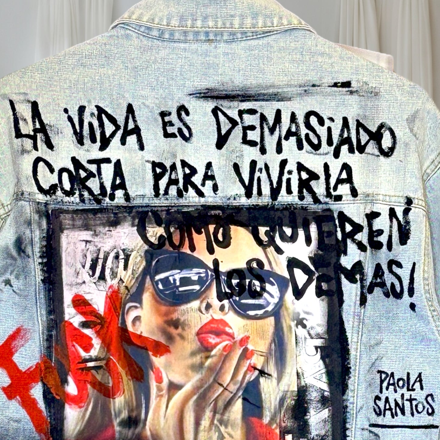 Campera intervenida “La vida es demasiado corta” – Paola Santos
