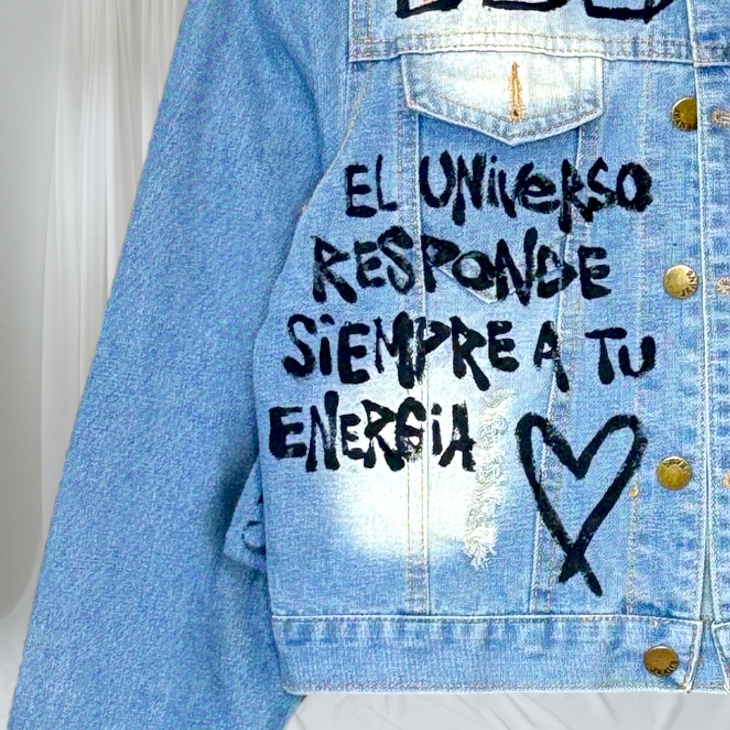 Campera intervenida “Enfocate en lo bueno” – Paola Santos
