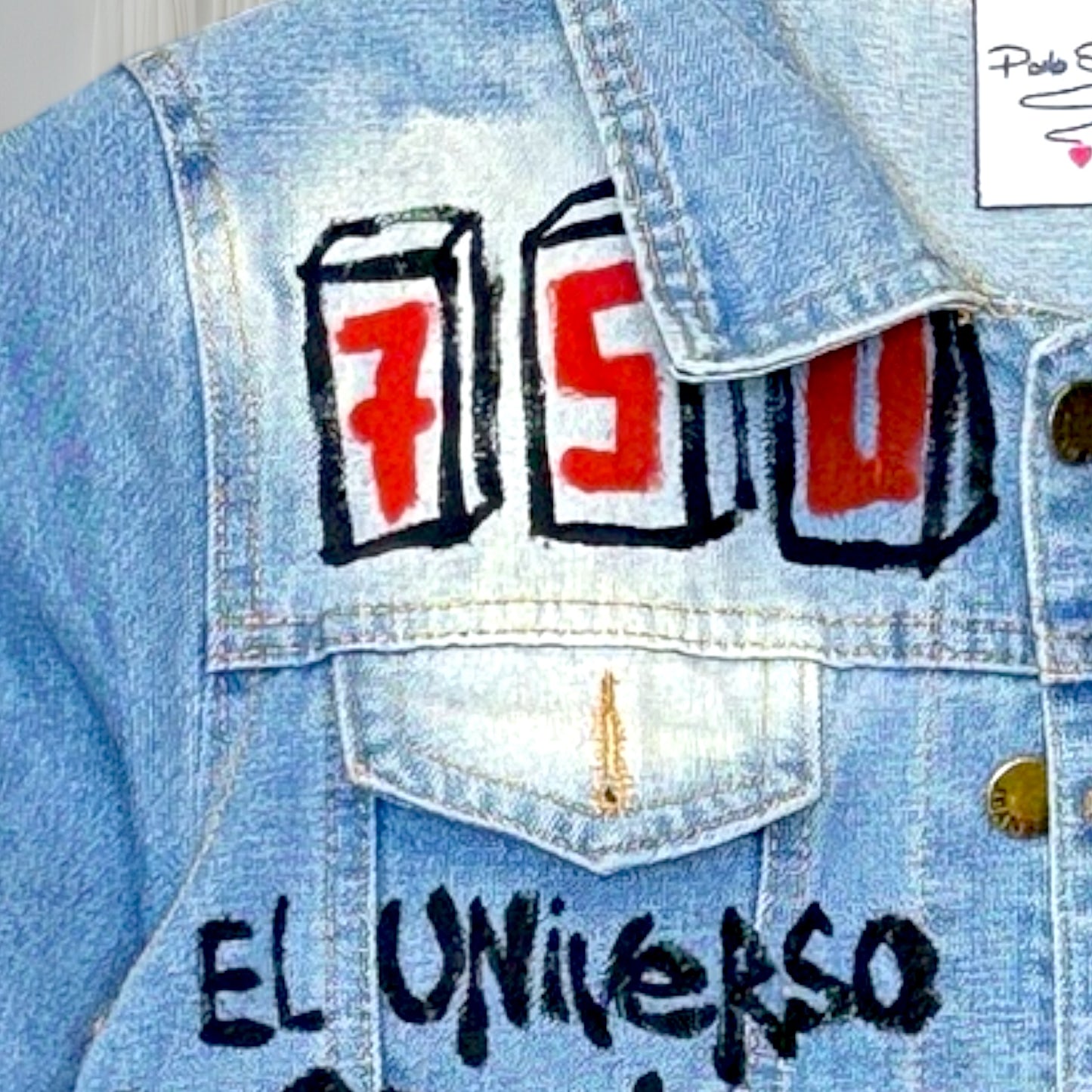 Campera intervenida “Enfocate en lo bueno” – Paola Santos