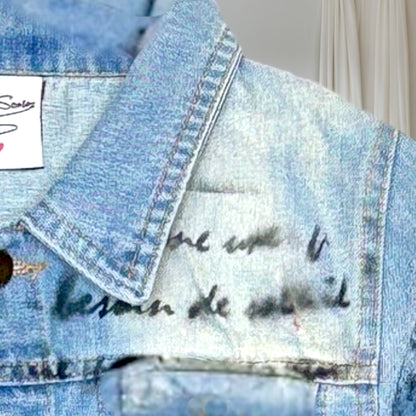 Campera intervenida “Enfocate en lo bueno” – Paola Santos