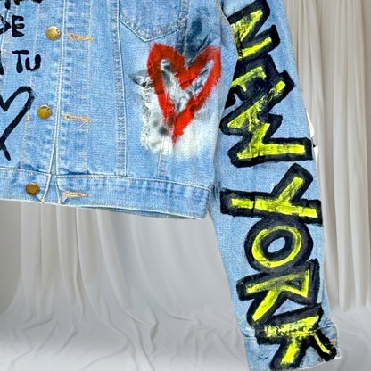 Campera intervenida “Enfocate en lo bueno” – Paola Santos