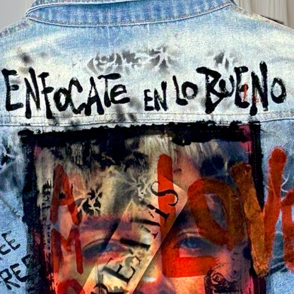 Campera intervenida “Enfocate en lo bueno” – Paola Santos
