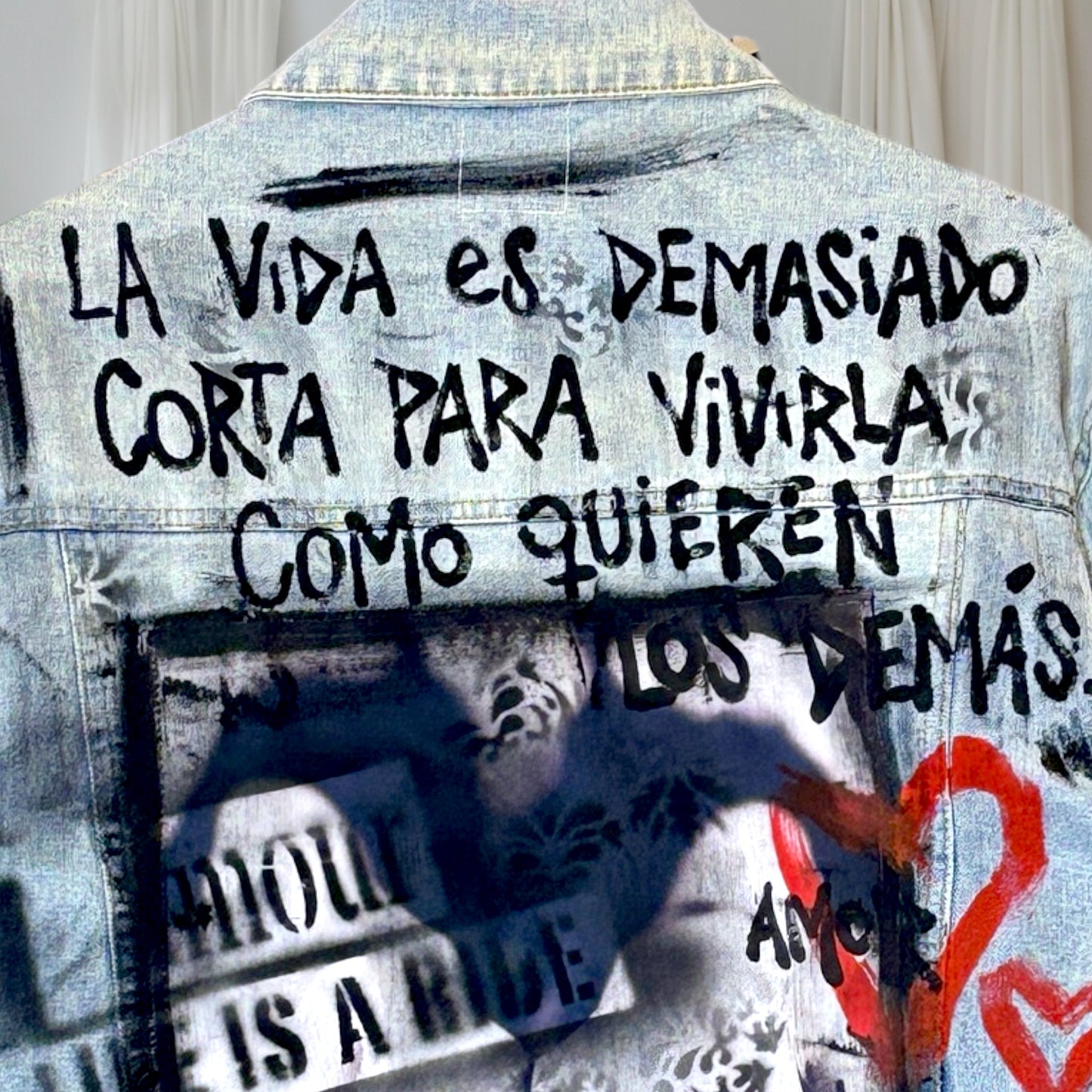 Campera intervenida “La vida es demasiado corta” – Paola Santos