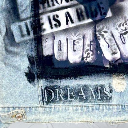 Campera intervenida “La vida es demasiado corta” – Paola Santos