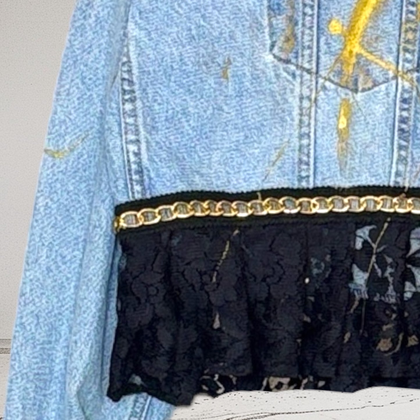 Campera intervenida Confía – Denim Arte Urbano con Encaje Negro