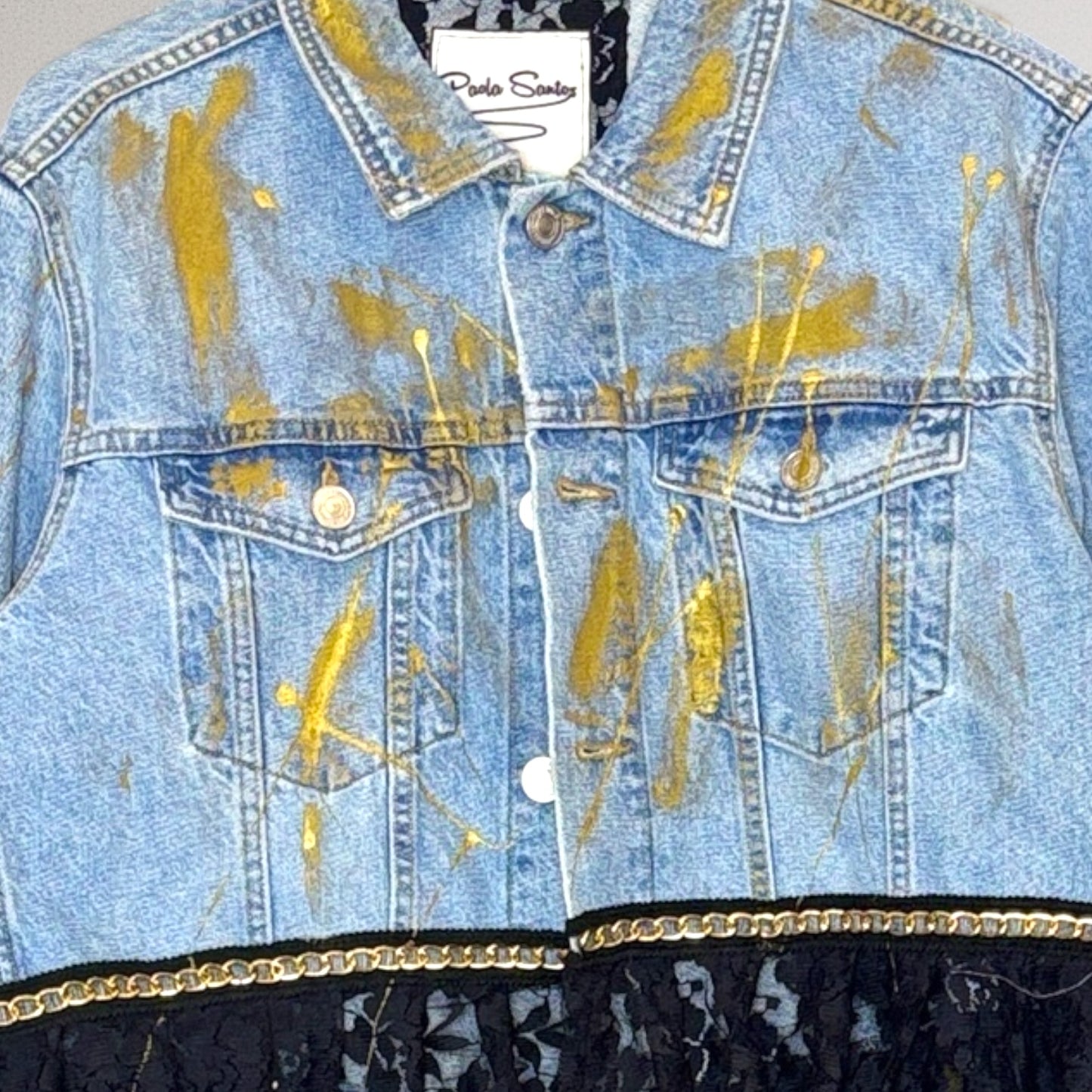 Campera intervenida Confía – Denim Arte Urbano con Encaje Negro