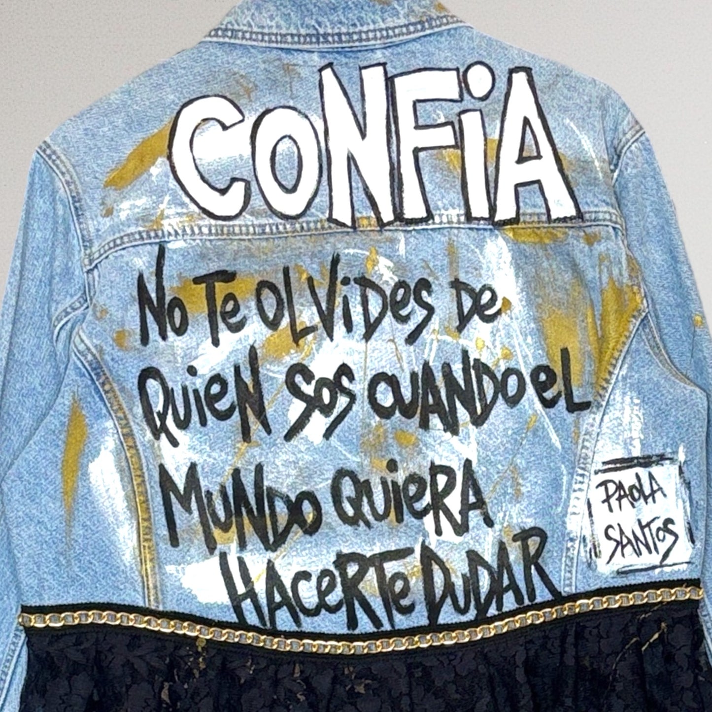 Campera intervenida Confía – Denim Arte Urbano con Encaje Negro