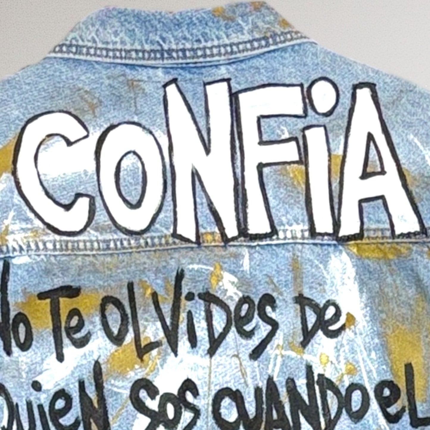 Campera intervenida Confía – Denim Arte Urbano con Encaje Negro