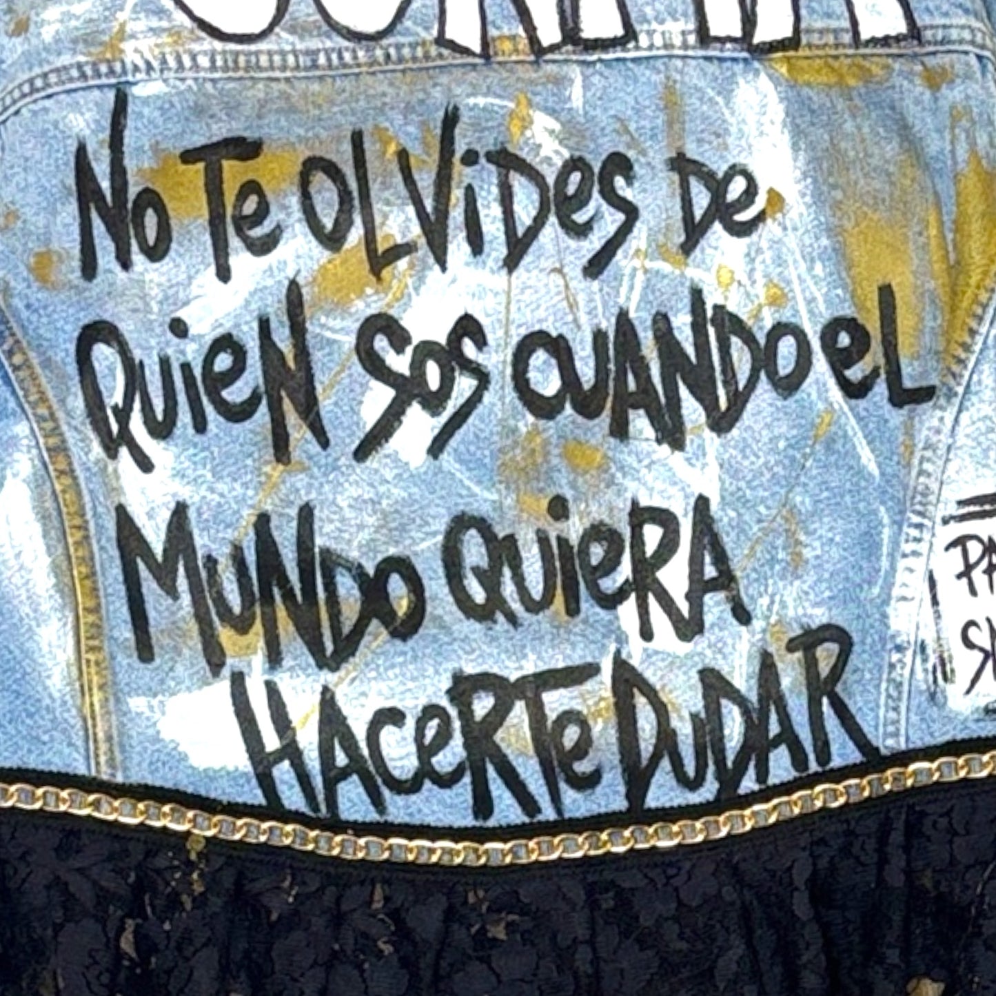 Campera intervenida Confía – Denim Arte Urbano con Encaje Negro