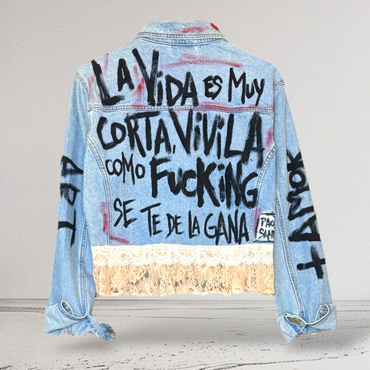 Campera intervenida “Vivila como se te dé la gana” – Denim + Encaje