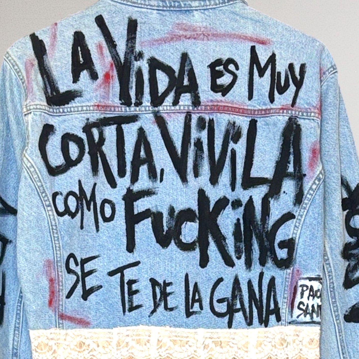 Campera intervenida “Vivila como se te dé la gana” – Denim + Encaje