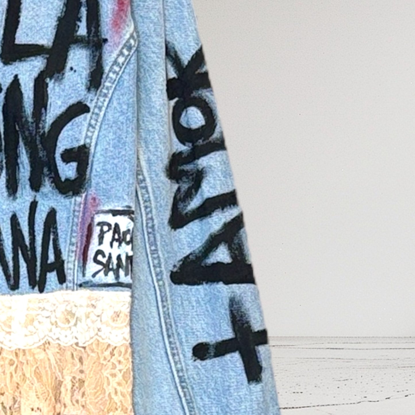Campera intervenida “Vivila como se te dé la gana” – Denim + Encaje