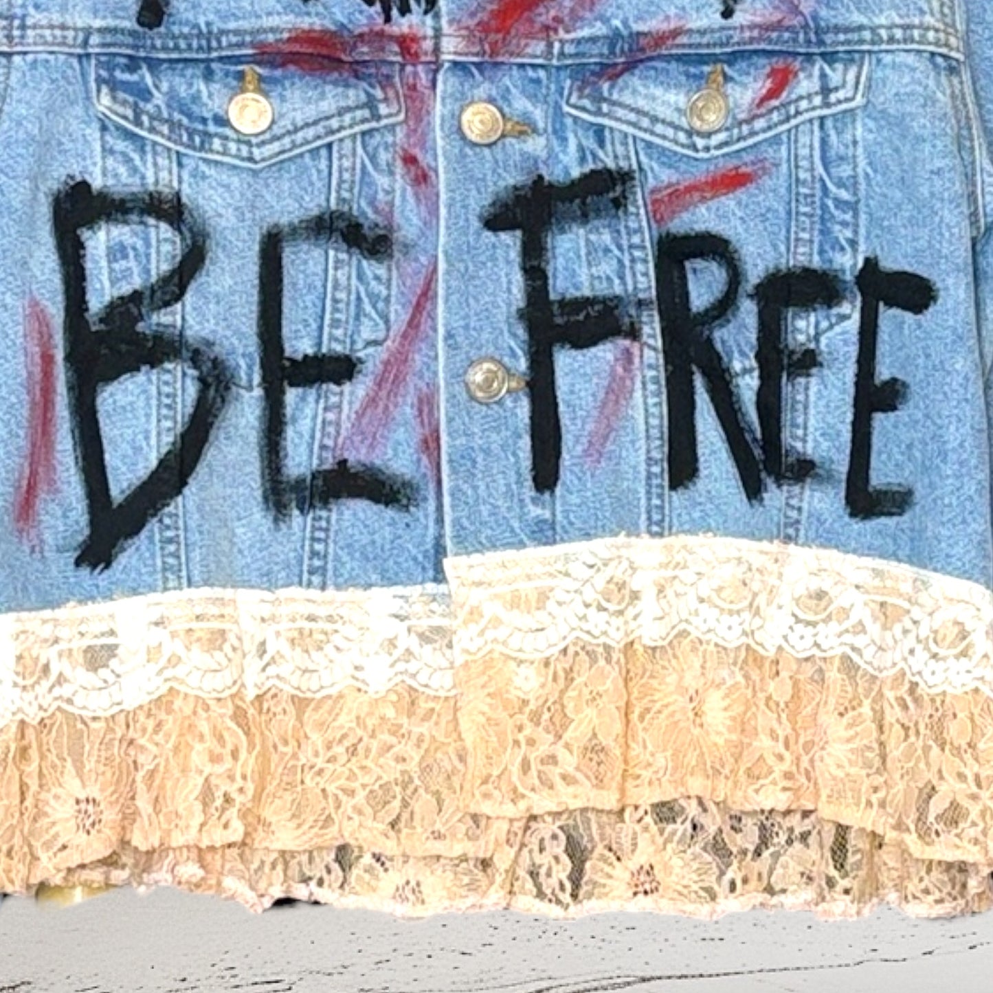 Campera intervenida “Vivila como se te dé la gana” – Denim + Encaje