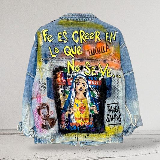 Campera intervenida “Fe es creer en lo que no se ve”