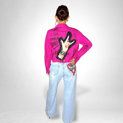 Campera fucsia “A cada experiencia... gracias” · Arte urbano pintado a mano y tachas