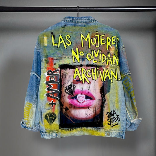 Campera intervenida “Las mujeres no olvidan, archivan”
