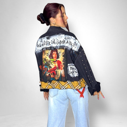 Campera denim negra con tachas “No voy a vivir con sabor a poco”