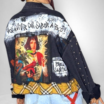 Campera denim negra con tachas “No voy a vivir con sabor a poco”
