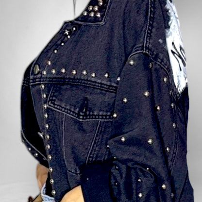 Campera denim negra con tachas “No voy a vivir con sabor a poco”