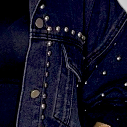 Campera denim negra con tachas “No voy a vivir con sabor a poco”