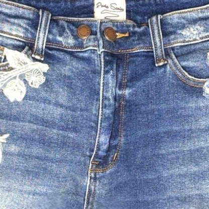 Bermuda Denim con Aplicación de Encaje