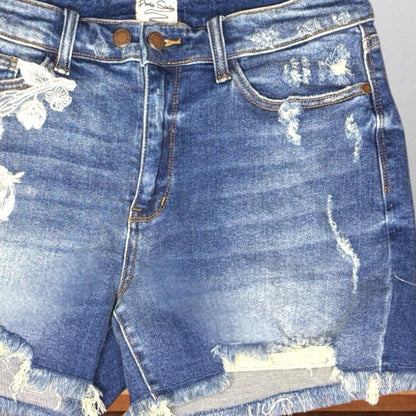 Bermuda Denim con Aplicación de Encaje