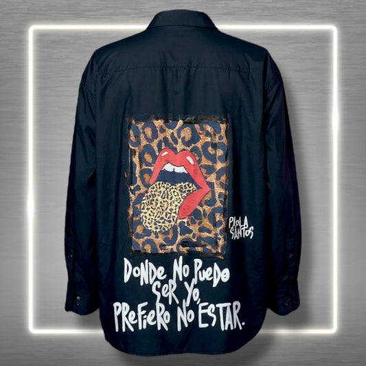 Camisa negra “Donde no puedo ser yo, prefiero no estar” – Paola Santos