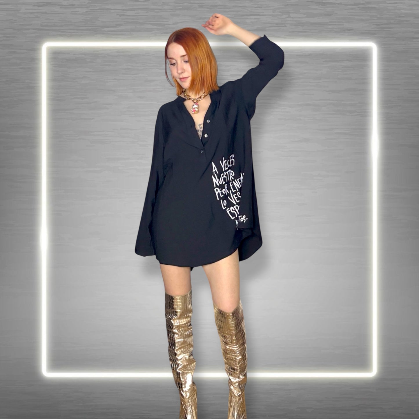 🖤 Camisa Oversize Negra — “A veces nuestro peor enemigo, lo ves frente al espejo”