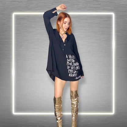 🖤 Camisa Oversize Negra — “A veces nuestro peor enemigo, lo ves frente al espejo”