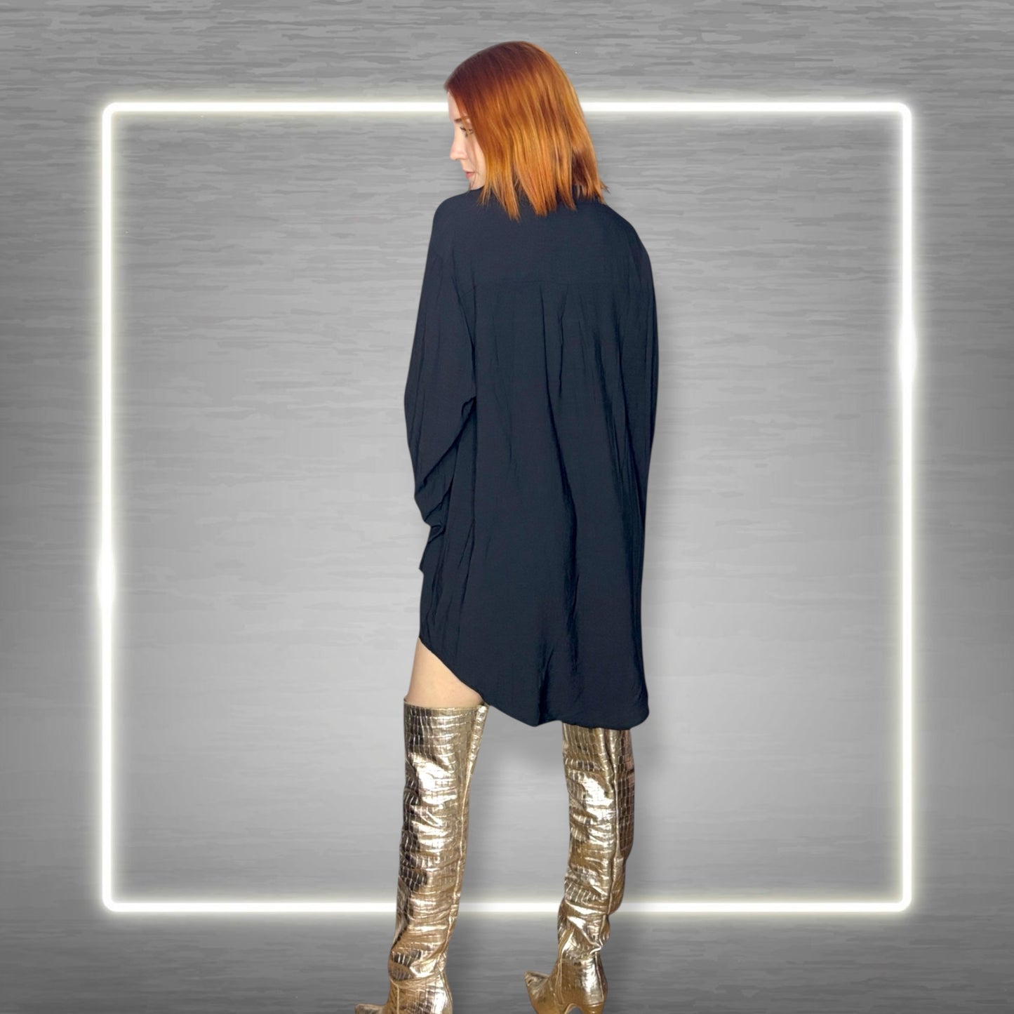 🖤 Camisa Oversize Negra — “A veces nuestro peor enemigo, lo ves frente al espejo”