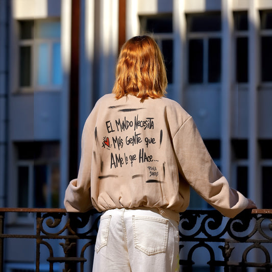 Campera tipo nobuk intervenida a mano “El mundo necesita más gente que ame lo que hace” – Edición única