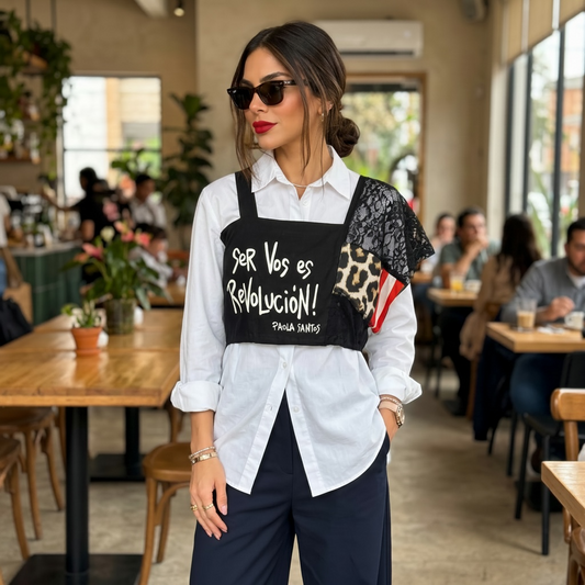Top de lino intervenido con aplique textil "Ser vos es tu revolución"