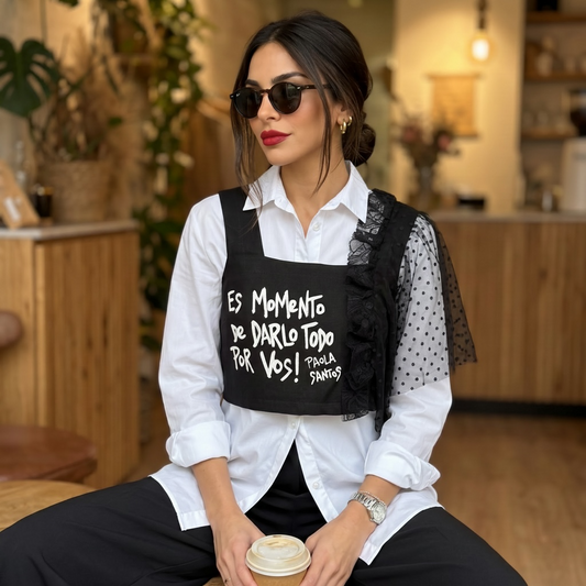 Top de lino intervenido con aplique textil "Es momento de darlo todo por vos"