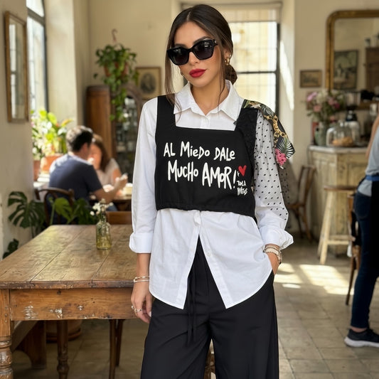 Top de lino intervenido con aplique textil "Al miedo dale mucho amor"
