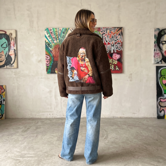 Campera de corderito intervenida "La vida es un juego"