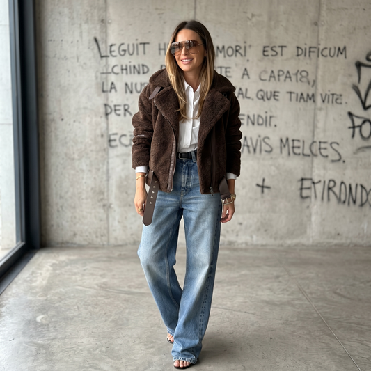 Campera de corderito intervenida "La vida es un juego"