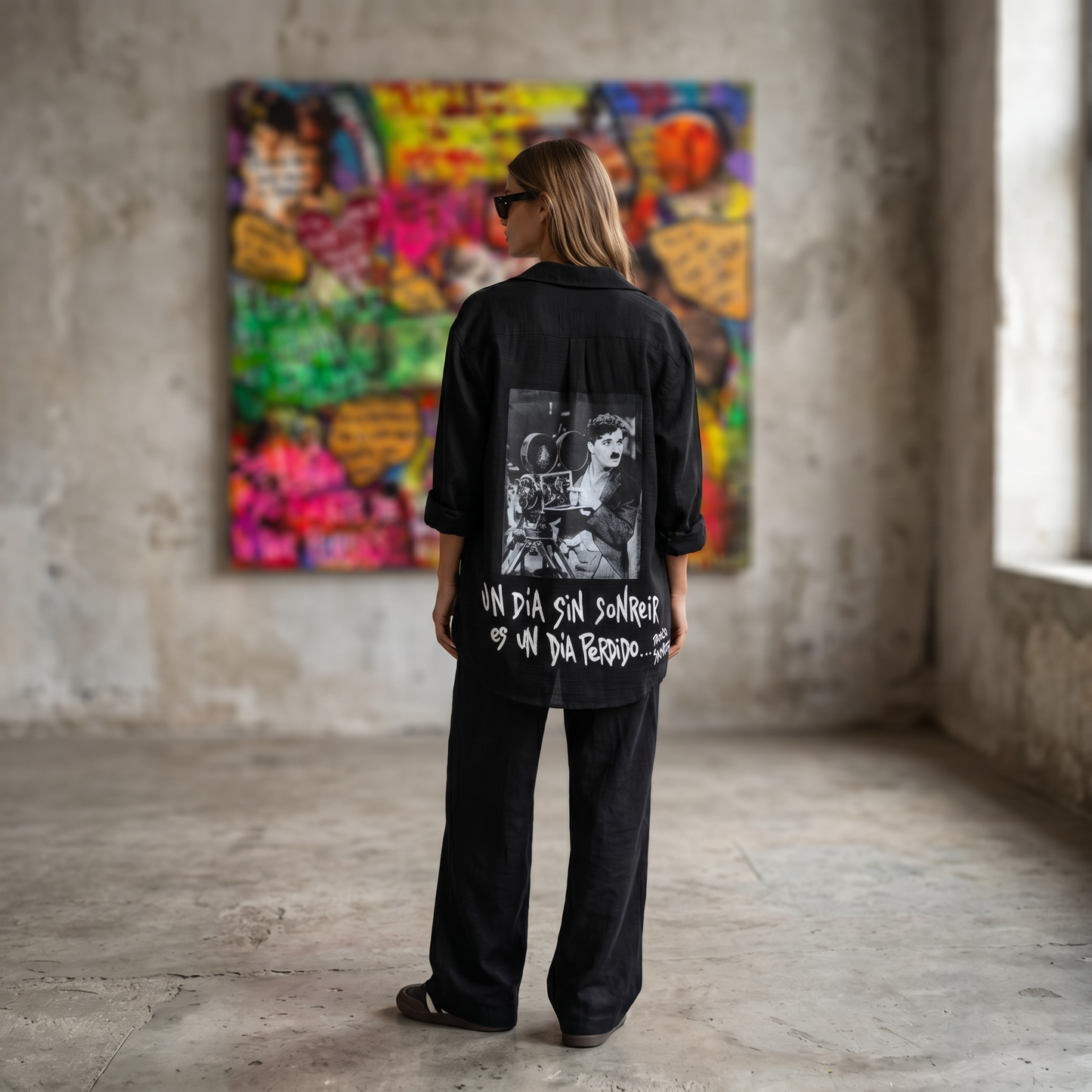Camisa de lino intervenida "Un día sin sonreír  es un día perdido"