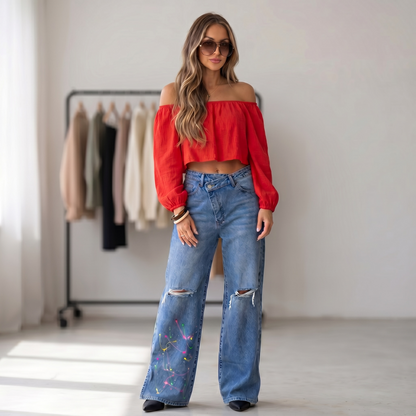 Blusa boho roja con hombros descubiertos, mangas largas y corte cropped, diseño exclusivo de Paola Santos.