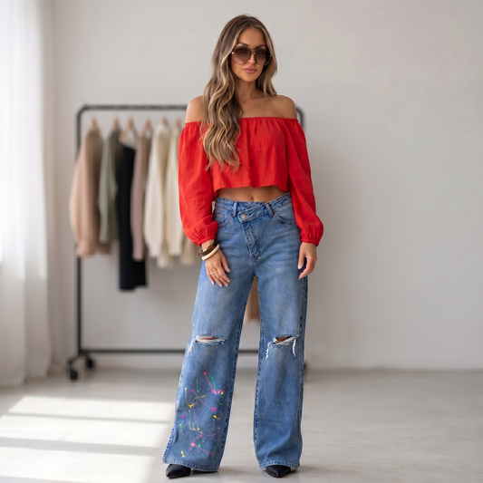 Blusa boho roja con hombros descubiertos, mangas largas y corte cropped, diseño exclusivo de Paola Santos.